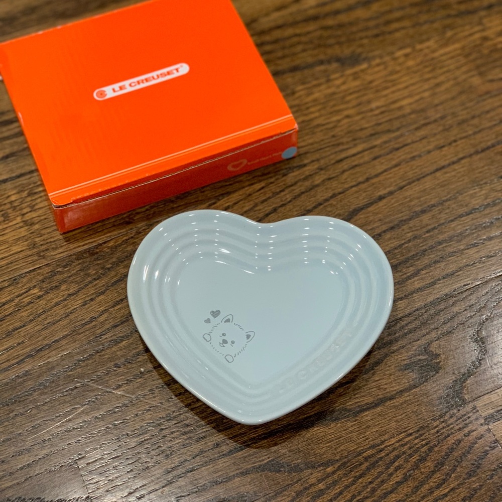 New Le Creuset x Cesar Small Heart Plate Light Coastal Blue Dog Print